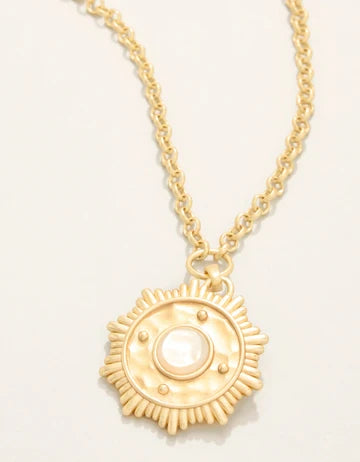 Centered Medallion Necklace 20“ Mother-of-Pearl