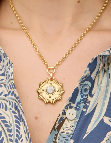 Centered Medallion Necklace 20“ Mother-of-Pearl