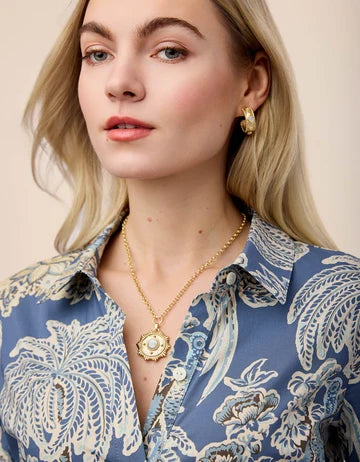 Centered Medallion Necklace 20“ Mother-of-Pearl