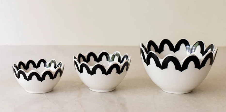 Arabesque Black Scallop Dipping Bowl