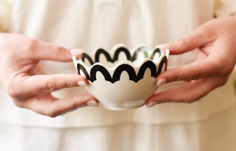 Arabesque Black Scallop Dipping Bowl