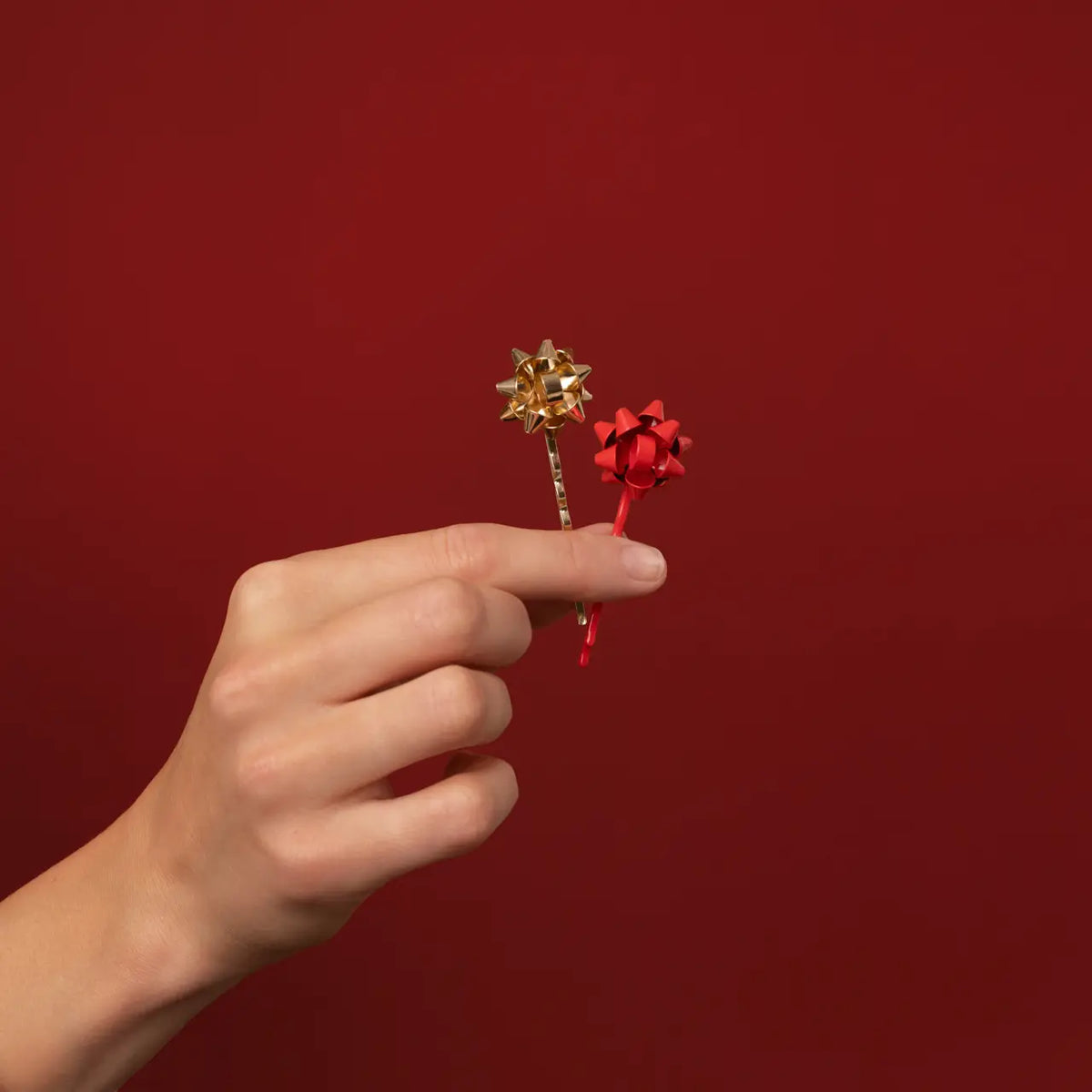 Metal Gift Bow Bobby Pins 4pc Set - Red & Gold